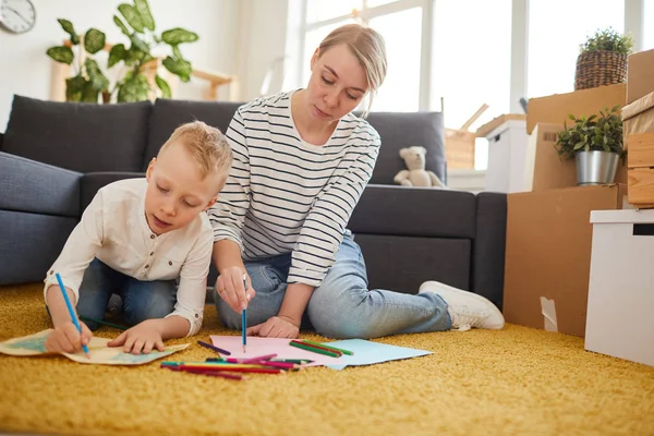 Grave Madre Attraente Suo Figlio Creativo Seduto Tappeto Soggiorno Con — Foto Stock