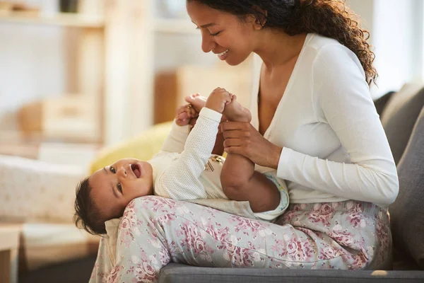 Gelukkige Opgewekte Jonge Zwarte Moeder Homewear Zitting Bank Het Raken — Stockfoto