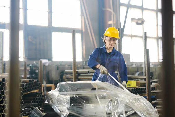 Portret Van Vrouwelijke Werknemer Verpakkings Metalen Onderdelen Tijdens Het Werken — Stockfoto