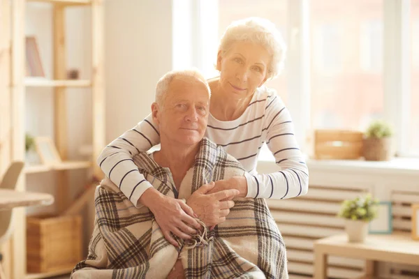 Portret Van Gelukkige Senior Paar Kijken Naar Camera Het Zonlicht — Stockfoto