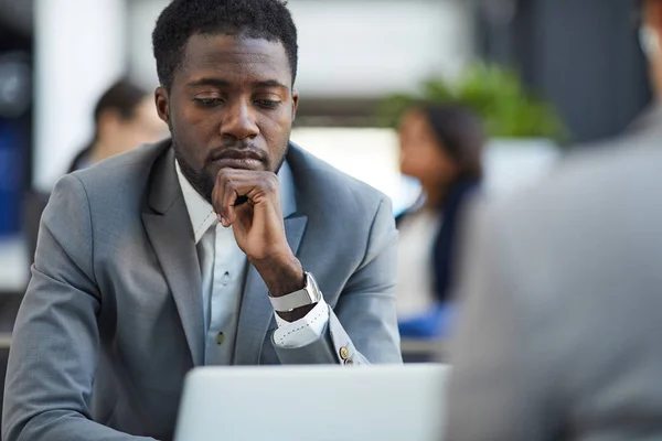 Serio Pensativo Guapo Joven Empresario Negro Tocar Barbilla Mientras Examina — Foto de Stock