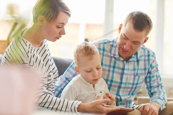 Pensivos Pais Concentrados Seu Filho Usando Tablet Digital Para Educação — Fotografia de Stock