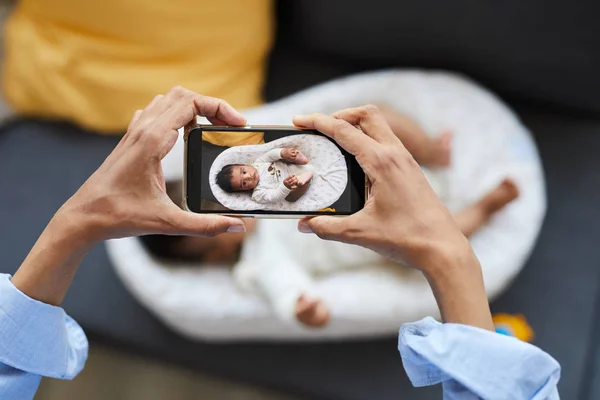 Nad Pohled Neidentifikovatelnou Černou Matku Která Používá Moderní Smartphone Fotografoval — Stock fotografie