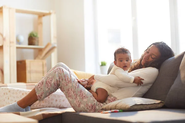 Lächelnd Liebevolle Junge Afrikanische Mutter Mit Welligem Haar Sitzt Auf — Stockfoto