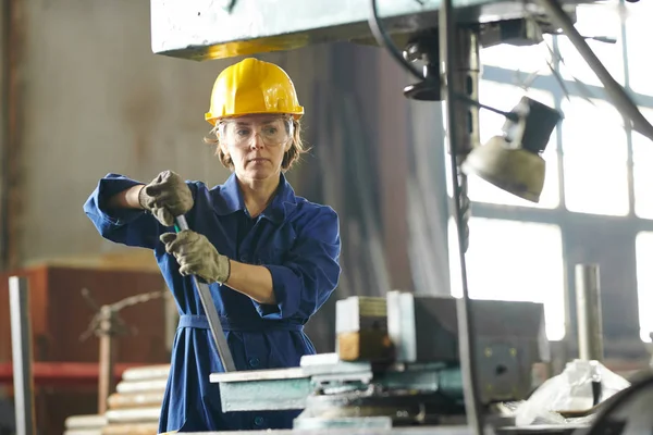 Midja Upp Porträtt Mogen Kvinna Arbetande Fabriken Och Användande Industriell — Stockfoto