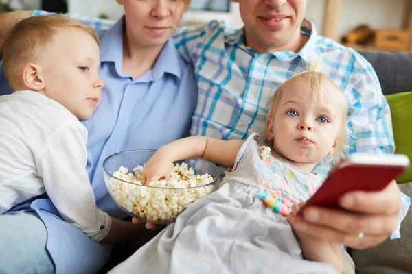Κοντινό Της Νεαρής Οικογένειας Κάθεται Στον Καναπέ Και Βλέποντας Τηλεόραση — Φωτογραφία Αρχείου