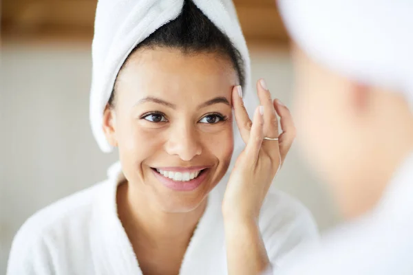 Head Shoulders Portrait Smiling Mixed Race Woman Applying Face Cream — Stock Photo, Image
