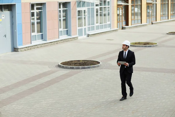 Teljes Hosszában Portré Csinos Közép Keleti Üzletember Visel Hardhat Gyaloglás — Stock Fotó