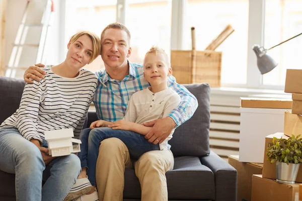 Portrait Smiling Beautiful Young Family Casual Clothing Sitting Modern Sofa — Stock Photo, Image