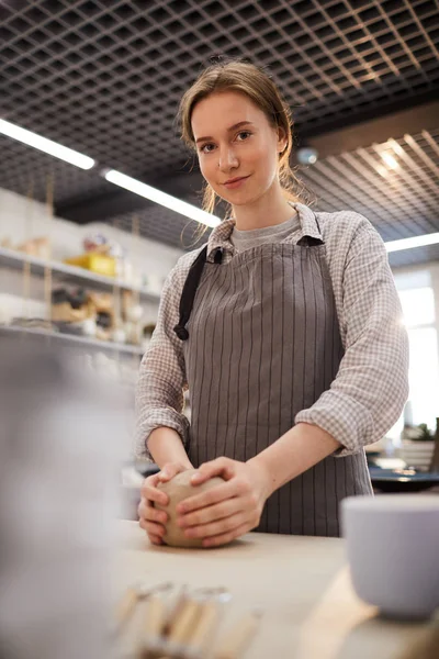 Jolie Jeune Femme Souriante Tablier Dépouillé Debout Table Dans Atelier — Photo