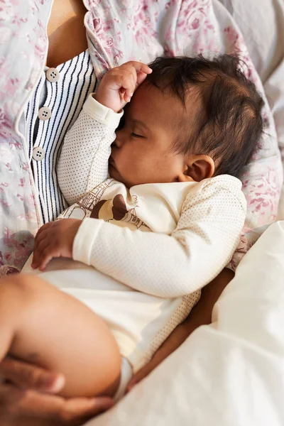 Pamuk Gömlek Tutan Tanınmaz Anne Yakın Çekim Uykulu Siyah Bebek — Stok fotoğraf