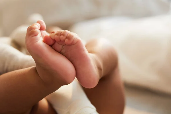 Yatakta Yatarken Tanınmayan Sevimli Bebek Ayak Sallayarak Yakın Çekim Masumiyet — Stok fotoğraf