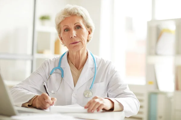 Retrato Del Médico Senior Sentado Escritorio Mirando Cámara Oficina Espacio — Foto de Stock