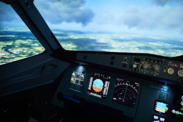 Flugzeugdeck Mit Radarmessgeräten Und Displays Auf Dem Bedienfeld Wolkenlandschaft Hinter — Stockfoto