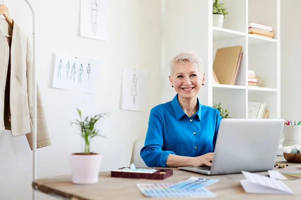 Fröhliche Reife Blonde Frau Smart Lässig Tisch Vor Dem Laptop — Stockfoto