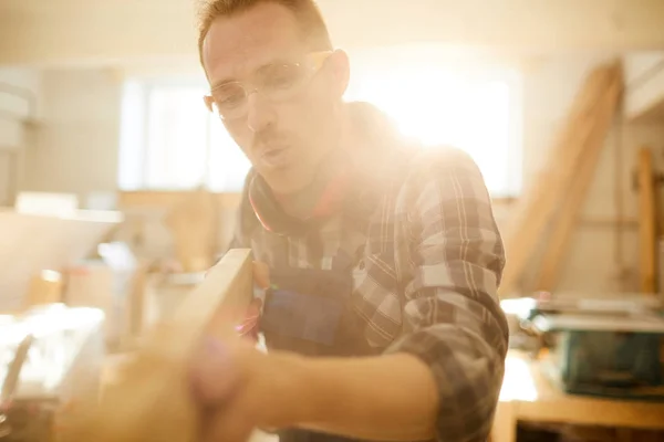 Taille Nach Oben Porträt Eines Qualifizierten Modernen Zimmermanns Der Sonnenlicht — Stockfoto