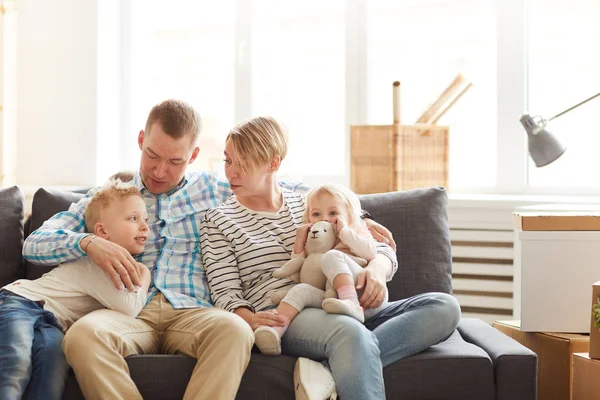 Positive Schöne Junge Familie Lässiger Kleidung Sitzt Auf Bequemem Sofa — Stockfoto