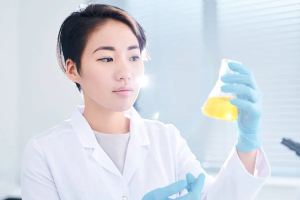 Grave Pensativo Joven Asiático Químico Con Pelo Corto Pie Laboratorio — Foto de Stock