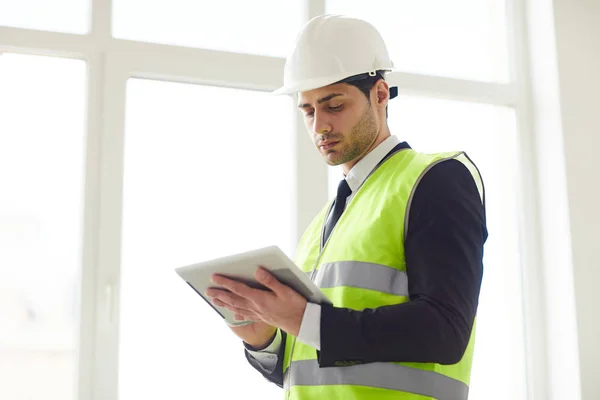 Midja Upp Porträtt Mellersta Östlig Ingenjören Slitande Hardhat Stående Emot — Stockfoto