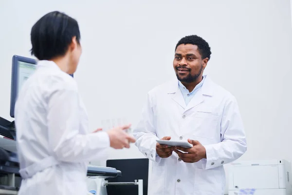 Contenu Collègues Médicaux Multiethniques Blouse Blanche Debout Laboratoire Discuter Projet — Photo