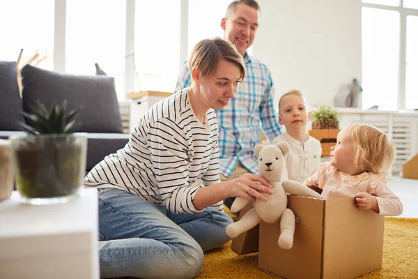 Pozitivní Mladá Rodina Která Hraje Pohybujícími Boxy Nového Domu Obsah — Stock fotografie