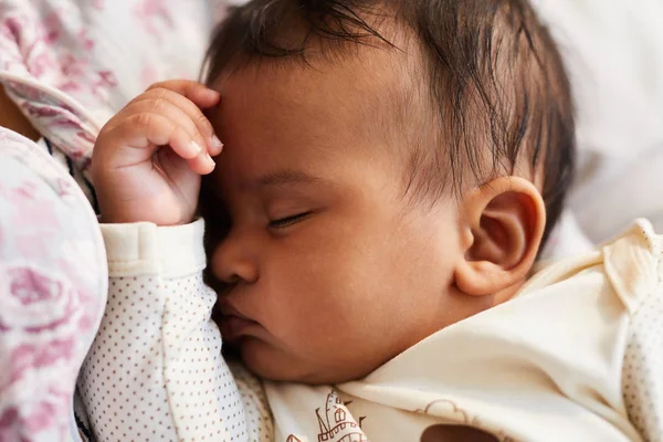 Yakın Çekim Sevimli Uyku Siyah Bebek Çocuk Duygusal Gün Sonra — Stok fotoğraf