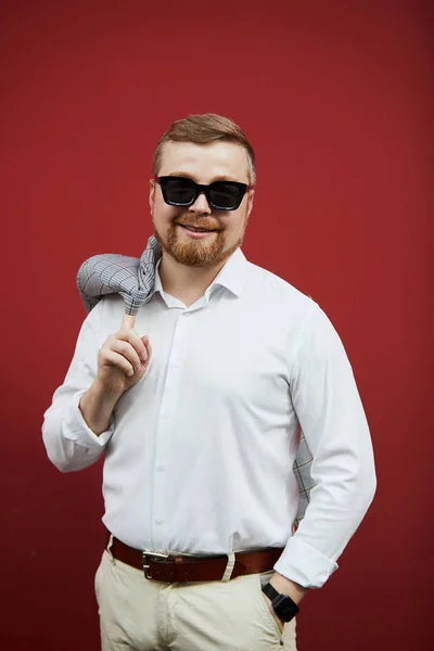 Sorrindo Excêntrico Gordinho Jovem Barbudo Homem Óculos Sol Vestindo Camisa — Fotografia de Stock