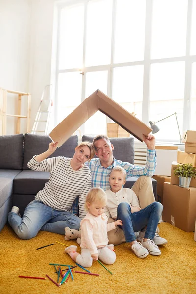 Šťastná Mladá Rodina Příležitostném Oblečení Která Sedí Podlaze Moderním Obývacím — Stock fotografie