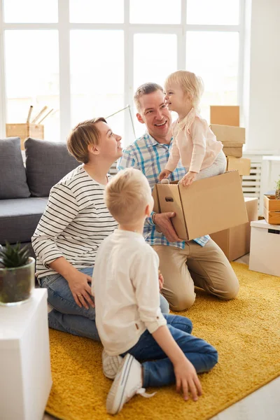 Alegre Familia Joven Emocionada Trajes Casuales Sentados Alfombra Nuevo Apartamento — Foto de Stock