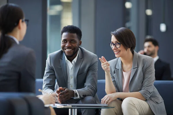 Jóvenes Empresarios Multiétnicos Seguros Mismos Sentados Mesa Salón Compartiendo Ideas — Foto de Stock