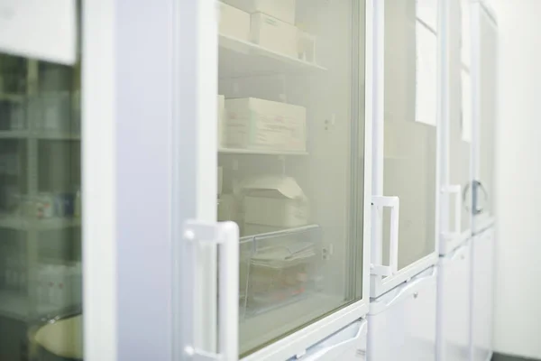 Laboratorie Skåp Med Transparenta Dörrar För Att Spara Läkemedel Och — Stockfoto