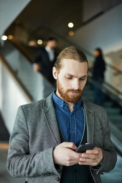 Hipster Giovane Uomo Affari Barbuto Abito Elegante Piedi Nella Hall — Foto Stock