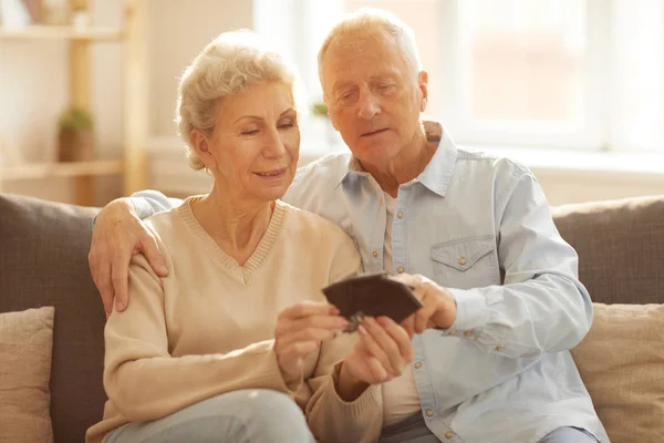 Portret Van Het Moderne Senior Paar Zoek Naar Foto Zittend — Stockfoto