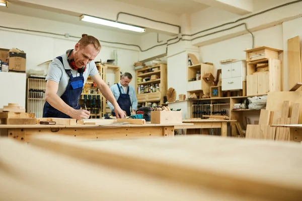 Retrato Gran Angular Dos Carpinteros Que Trabajan Con Madera Pie —  Fotos de Stock