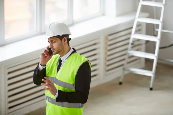 Hög Vinkel Porträtt Mellanöstern Ingenjör Bär Hardhat Talar Telefon Medan — Stockfoto