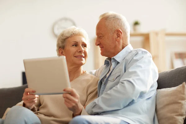 Lage Hoek Portret Van Moderne Senior Paar Met Behulp Van — Stockfoto