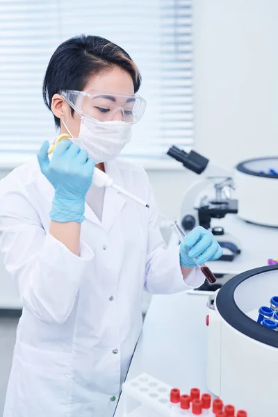 Investigador Laboratorio Asiático Joven Concentrado Serio Máscara Gafas Seguridad Pie — Foto de Stock