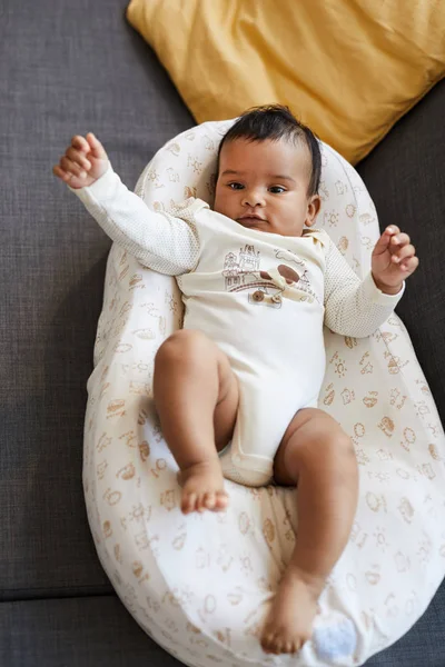 Kanepe Üzerinde Güvenlik Koza Yatarken Sevimli Bodysuit Mutlu Heyecanlı Afrika — Stok fotoğraf