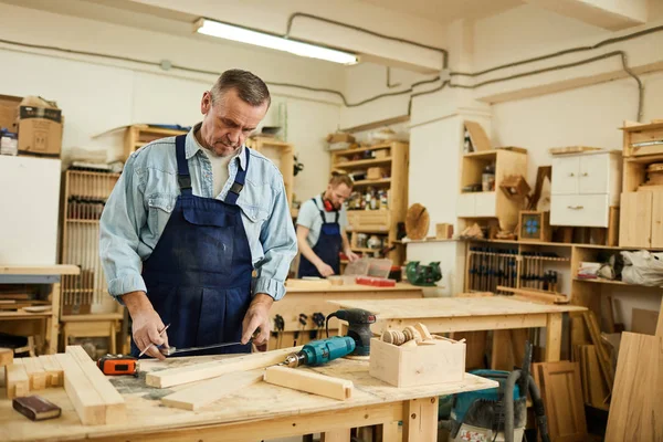 Portret Van Volwassen Timmerman Werken Met Hout Staande Aan Tafel — Stockfoto