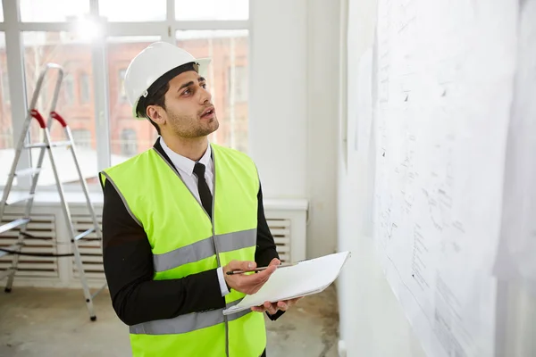 Portret Boku Inżyniera Bliskiego Wschodu Patrząc Plany Podczas Pracy Budowie — Zdjęcie stockowe