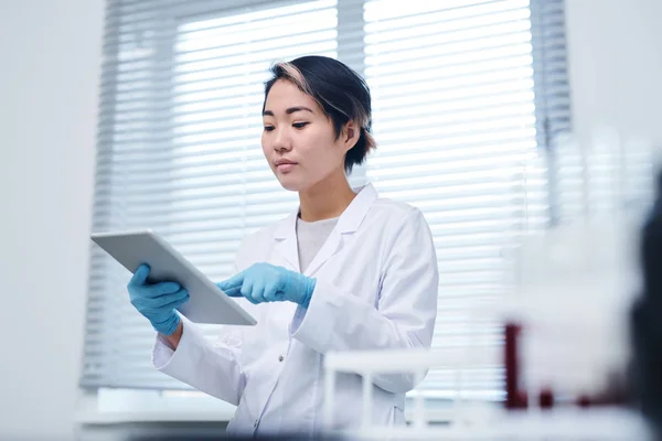 Especialista Laboratorio Joven Asiática Ocupada Grave Guantes Estériles Bata Blanca — Foto de Stock