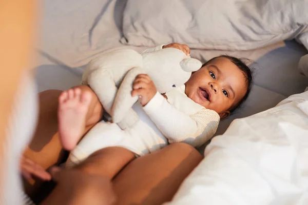 Jolly Inocente Lindo Bebé Africano Acostado Cama Mirando Cámara Mientras —  Fotos de Stock