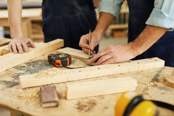 Close Van Timmerlieden Workstation Met Senior Man Meten Van Hout — Stockfoto