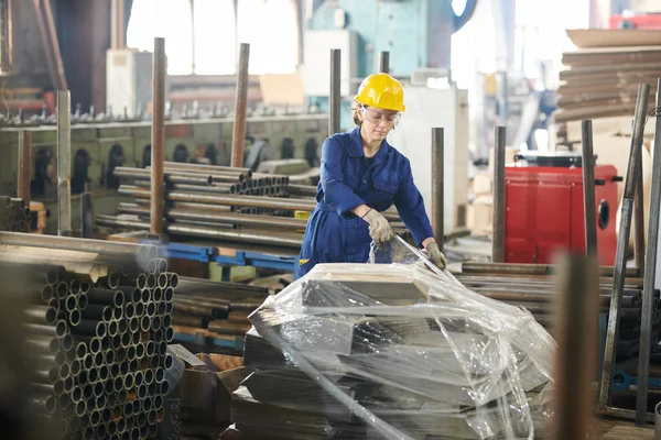 Brett Vinkelporträtt Kvinnliga Arbetstagare Förpackningar Metalldelar Arbete Industrianläggning Kopiera Utrymme — Stockfoto