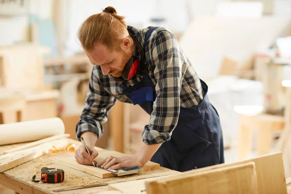 Portret Van Moderne Timmerman Markering Hout Tijdens Het Werken Schrijnwerk — Stockfoto