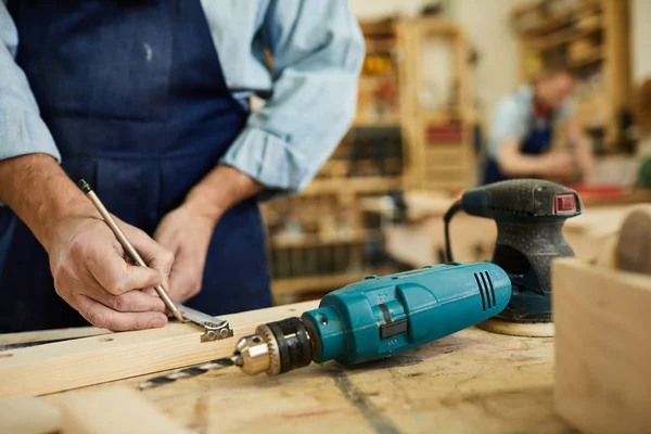 Close Van Volwassen Timmerman Werken Met Hout Staande Aan Tafel — Stockfoto