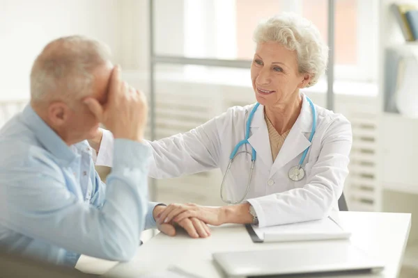 Retrato Médico Sexo Feminino Consultar Homem Idoso Apoiá Espaço Cópia — Fotografia de Stock