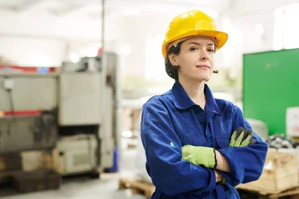 Cintura Até Retrato Trabalhador Feminino Confiante Usando Chapéu Duro Olhando — Fotografia de Stock