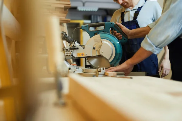 Vista Lateral Close Madeira Corte Carpinteiro Usando Disksaw Enquanto Trabalhava — Fotografia de Stock
