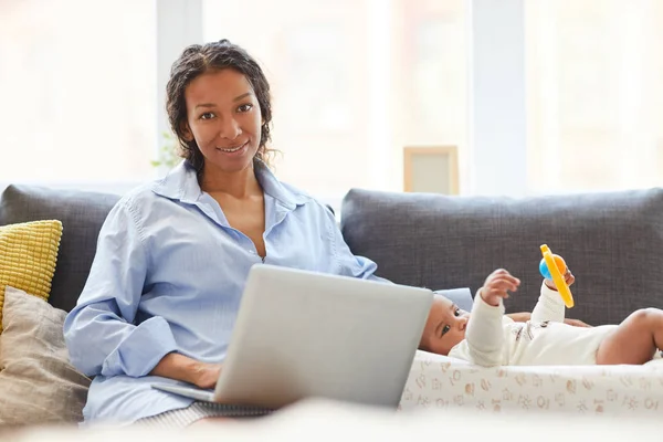 Retrato Sorrir Atraente Jovem Mãe Africana Usando Laptop Enquanto Procura — Fotografia de Stock